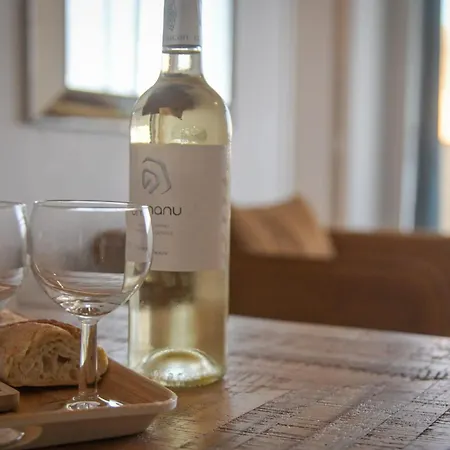 Helena - Bright 2br Trottel By Foot - By Tgb