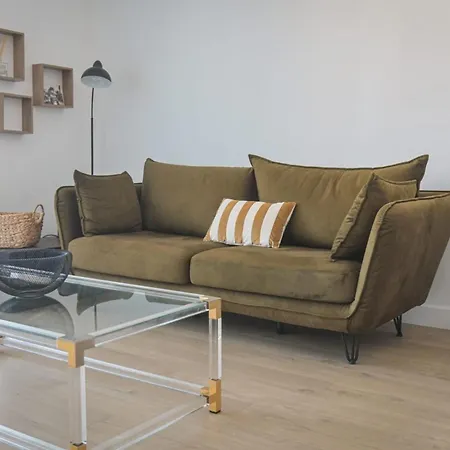 Helena - Bright 2br Trottel By Foot - By Tgb *