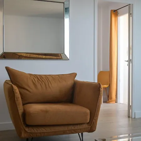 Helena - Bright 2br Trottel By Foot - By Tgb